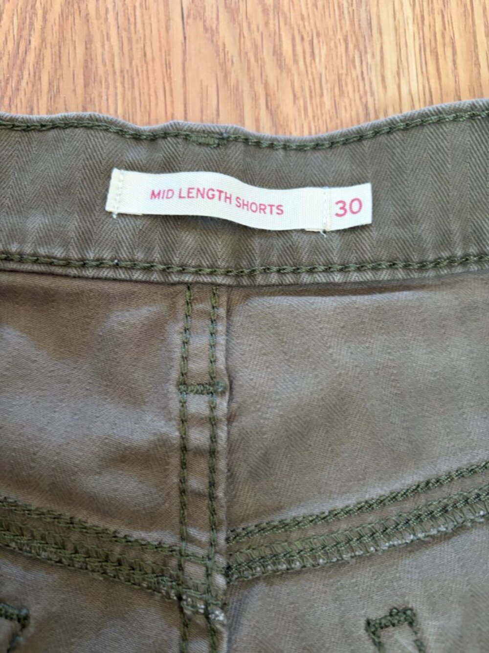 Levi’s Mid-Length Shorts – Olive Green – Women’s Size 30 - Picture 4 of 8